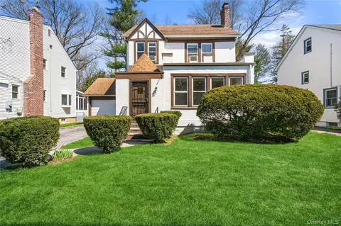 5 Burbury Ln, North Hempstead, NY 11023
