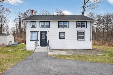 111 Sunrise Trl, Wallkill, NY 12589