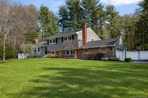 16 Ingold Dr, Dix Hills, NY 11746