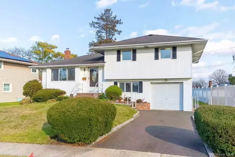 8 Spector Ln, Plainview, NY 11803