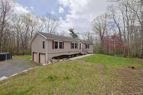 70 Sawyer Ln, Shawangunk, NY 12566