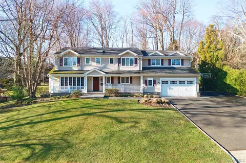 330 Chestnut Dr, North Hempstead, NY 11576