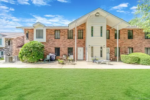 9 Kiowa Ct #9, Coram, NY 11727