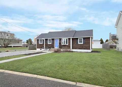 19 Kent Pl, Amityville, NY 11701