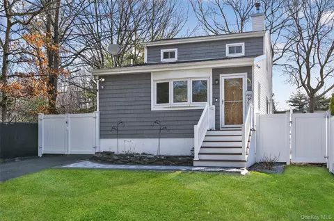 59 2nd Ave, Holtsville, NY 11742