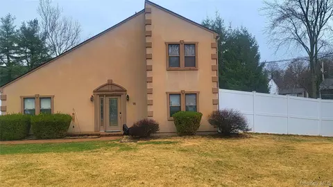 98 Sutton Park Rd, Poughkeepsie, NY 12603