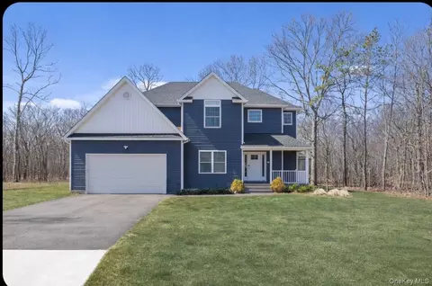 32 Florida Ave, Medford, NY 11763
