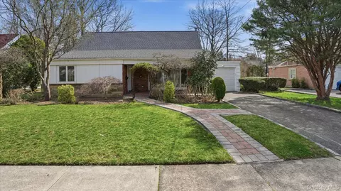 23 Hartley Rd, North Hempstead, NY 11023