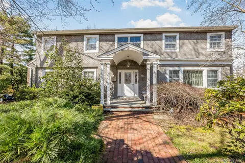 18 Woodland Rd, North Hempstead, NY 11576