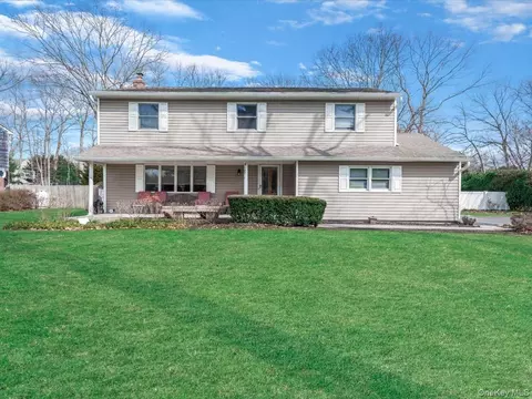 29 Sunhill Rd, Nesconset, NY 11767