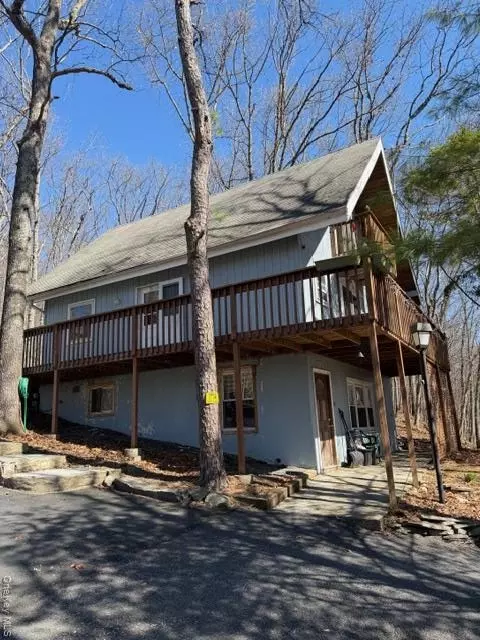 120 Swallow Ct, Pocono Mountain Lake Estates, PA 18324