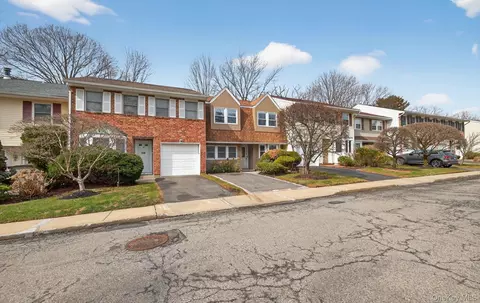 37 Aspen Dr W #37, Woodbury, NY 11797