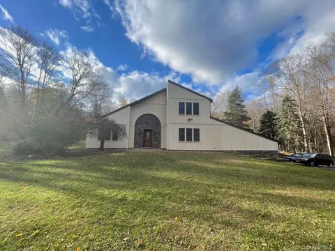 11 Dill Hill Rd, Beekman, NY 12533