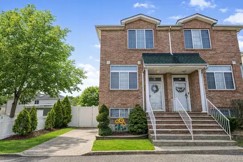 10 Dunhill Ln, Staten Island, NY 10309