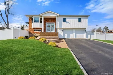 64 Marquette Dr, Smithtown, NY 11787