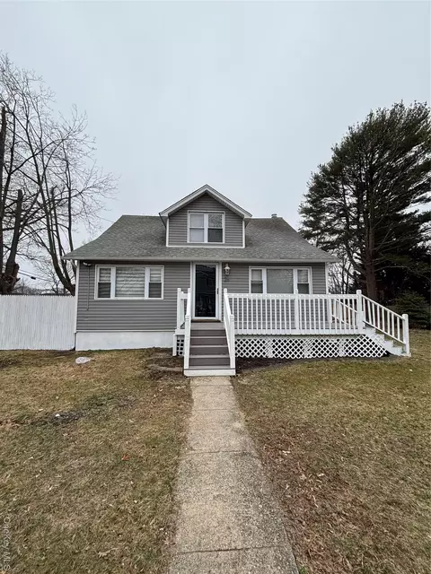 26 Roslyn St, Islip Terrace, NY 11752