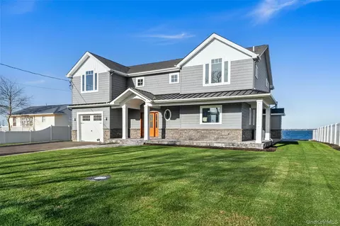 72 Grandview Dr, Shirley, NY 11967
