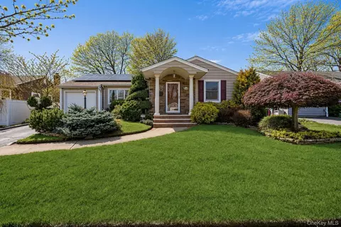 1500 Wagner St, Wantagh, NY 11793