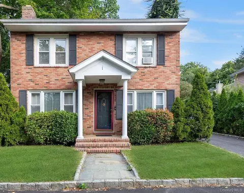 1 Motts Ln, North Hempstead, NY 11547