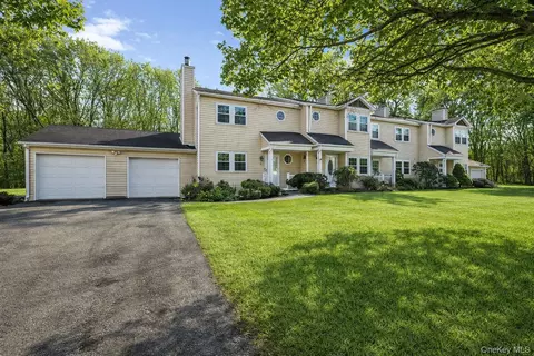 8 Huntington Cmns #8, Yaphank, NY 11980