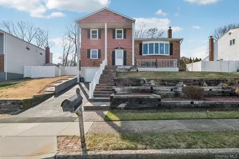 39 Cherry St, Selden, NY 11784