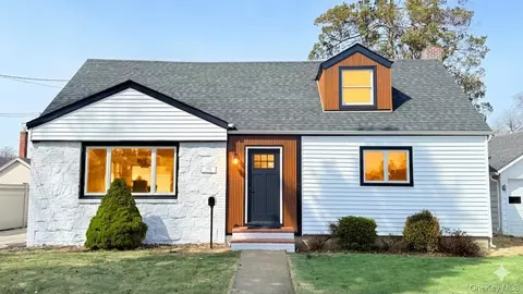 122 6th St, Hicksville, NY 11801