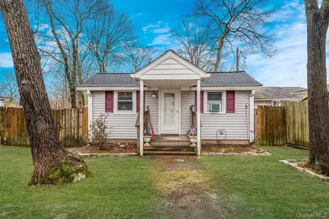 16 Rexmere Ave, Farmingville, NY 11738