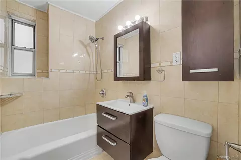 Bath - 29 Abeel St #3A, Yonkers, NY 10705 photo 1 of 1