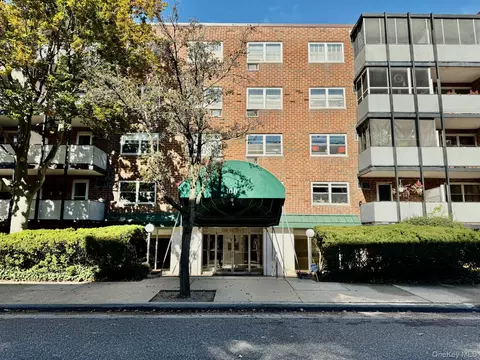 100 Lincoln Ave #7B, North Hempstead, NY 11501