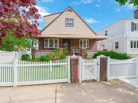 63-01 138 St, Flushing, NY 11367