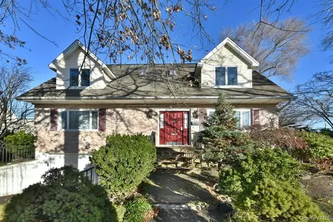 300 Pennsylvania Ave, North Hempstead, NY 11501