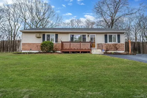 15 Carr Ln, Medford, NY 11763