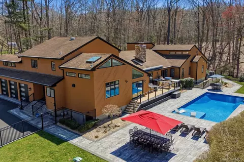 9 Watercrest Ct, Saint James, NY 11780