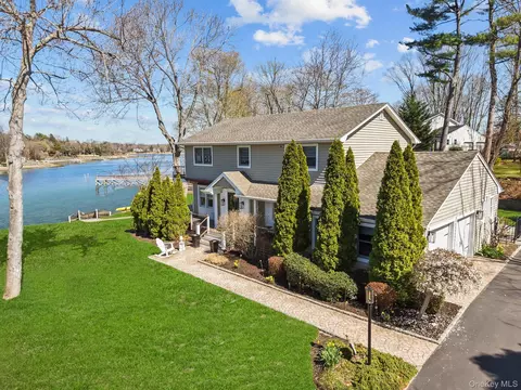 29 Dyke Rd, Setauket, NY 11733