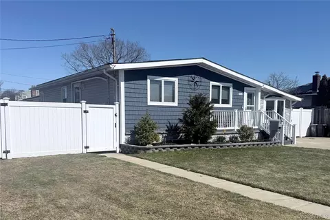 225 Montgomery Ave, West Babylon, NY 11704