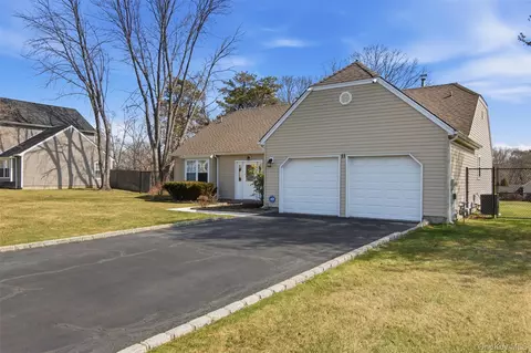 11 Royal Dr, Coram, NY 11727