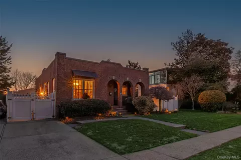 140 Frankel Blvd, Merrick, NY 11566