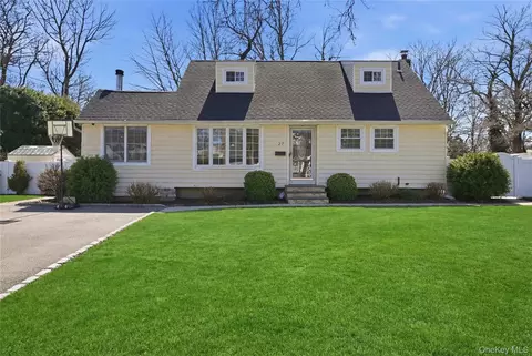 27 Chester St, East Northport, NY 11731