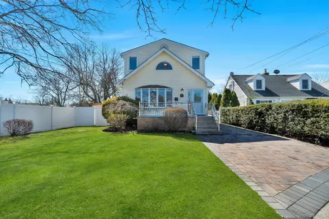 76 Balcom Rd, Farmingdale, NY 11735