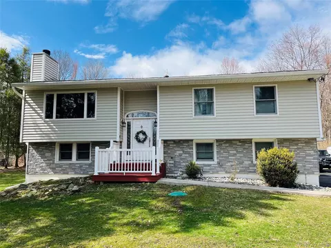 226 White Pond Rd, Stormville, NY 12582