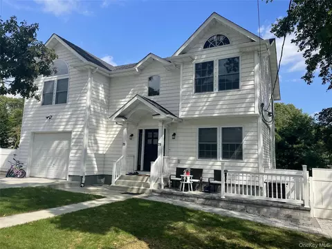 71 Penn St, Lake Grove, NY 11755