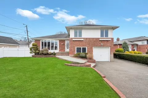 4 Brooks St, Hicksville, NY 11801