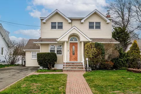 3305 4th St, Oceanside, NY 11572