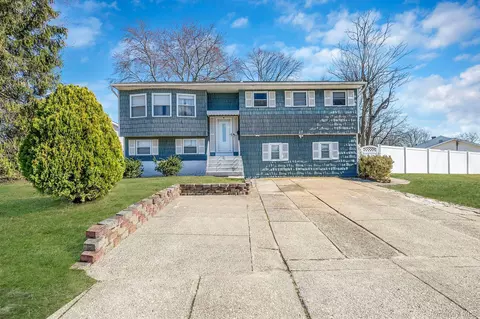 27 Trader Ln, Brentwood, NY 11717