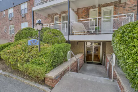 20 Daley Pl #113, Lynbrook, NY 11563