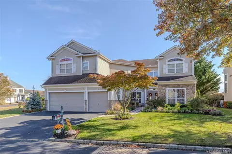 77 Hamlet Dr, Mount Sinai, NY 11766