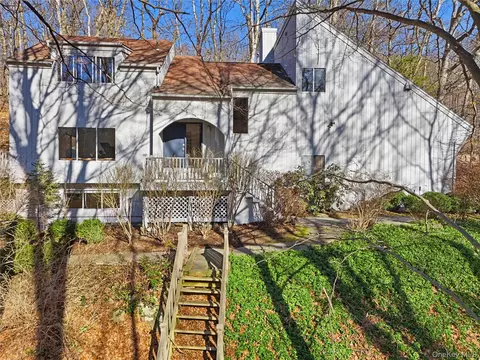 25 Longview Ln, New Castle, NY 10514