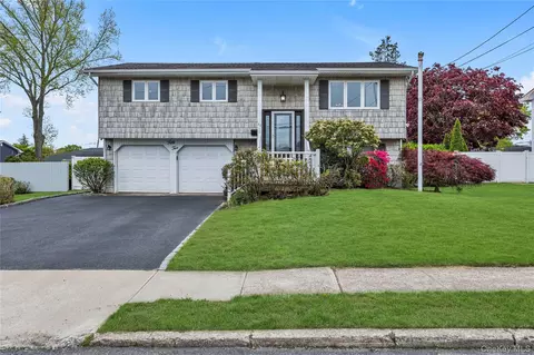 52 Mississippi Ave, Bay Shore, NY 11706