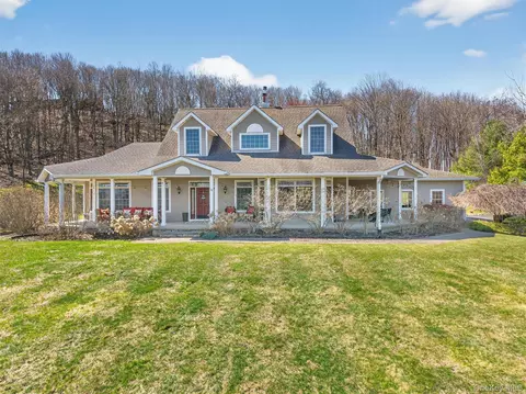 5 Deer Meadow Dr, Wallkill, NY 12589 photo 2