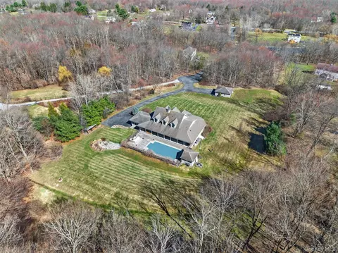 5 Deer Meadow Dr, Wallkill, NY 12589